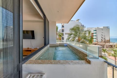 Comfort Condo, 1 King Bed with Sofa bed, Balcony, Beach View | Property grounds