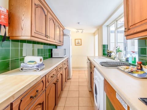 Dishwasher, cookware/dishes/utensils