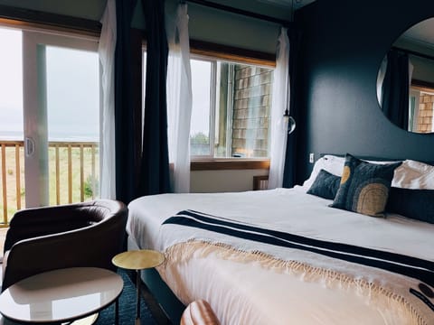 Desk, laptop workspace, free WiFi, bed sheets