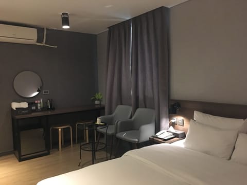 Comfort Double Room, Non Smoking, City View | Desk, WiFi (free), bed sheets