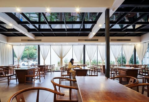 Deluxe Twin Room, Courtyard View | Dining
