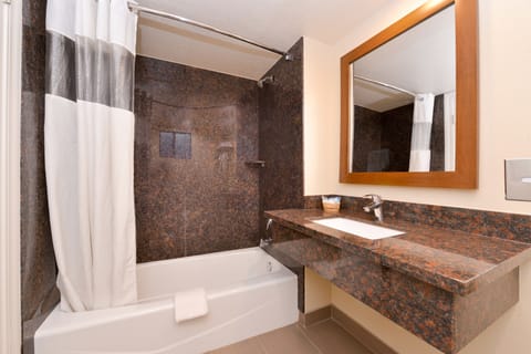 Combined shower/tub, hair dryer, towels