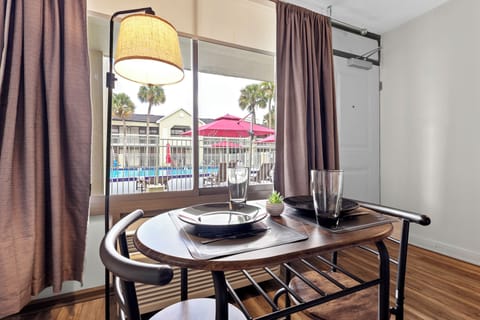 Junior Double Room, 1 King Bed, Private Bathroom | Dining