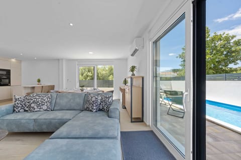 Villa (Three Bedroom Villa with Outdoor Swim) | Living room | 32-inch flat-screen TV with satellite channels