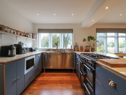 Dishwasher, cookware/dishes/utensils