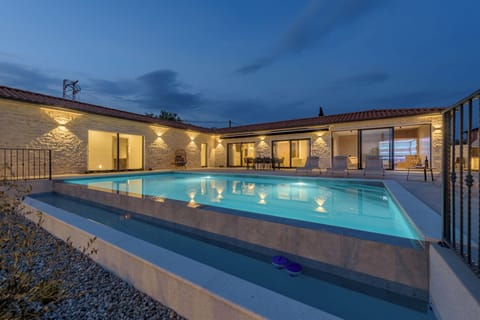 Seasonal outdoor pool, pool umbrellas, sun loungers