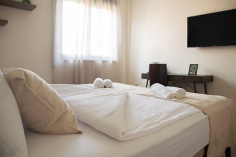 Comfort Double Room, Park View | Minibar, desk, laptop workspace, iron/ironing board (on request)