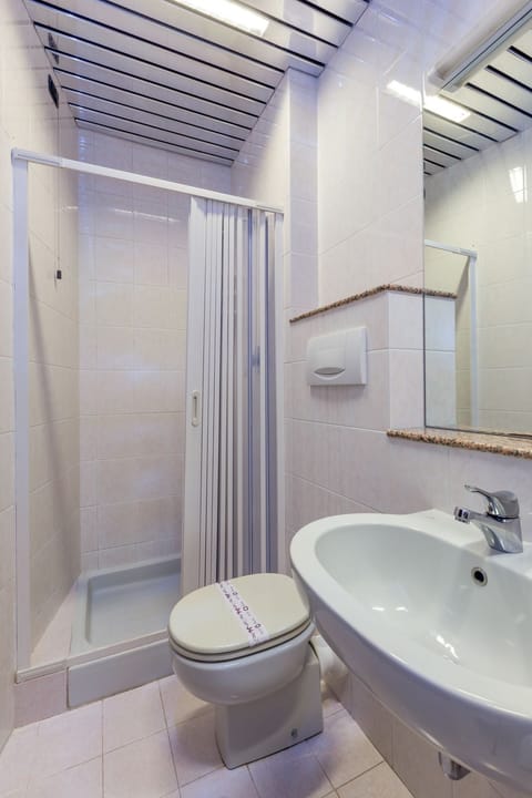 Combined shower/tub, deep soaking tub, hair dryer, towels
