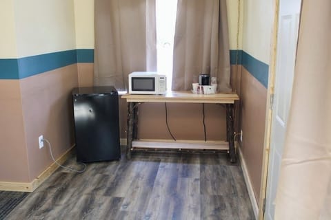 Deluxe Cottage 1 King Beds | Premium bedding, pillowtop beds, blackout drapes, free WiFi