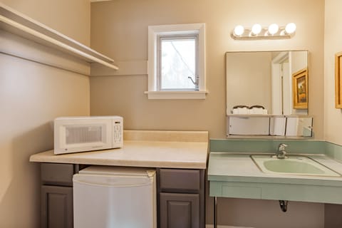 Little Echo Room 301 | Bathroom | Free toiletries, hair dryer, towels