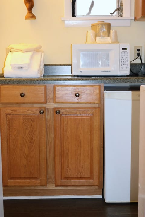 Little Echo Room 404 | Private kitchenette | Mini-fridge, microwave