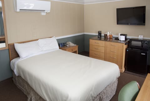 Room, 1 Double Bed (Pet-Friendly) | Desk, laptop workspace, rollaway beds, free WiFi