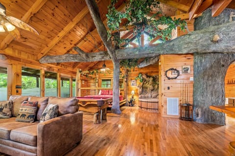 House, 1 King Bed with Sofa bed (Gatlinburg Enchanted Treehouse) | Interior