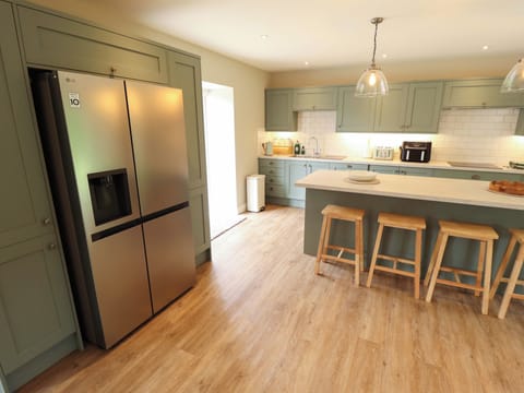 Dishwasher, cookware/dishes/utensils