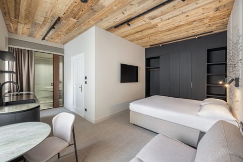 Family Suite | Hypo-allergenic bedding available, in-room safe, desk, laptop workspace