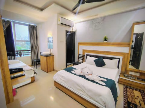 Deluxe Triple Room, City View | Desk, free WiFi