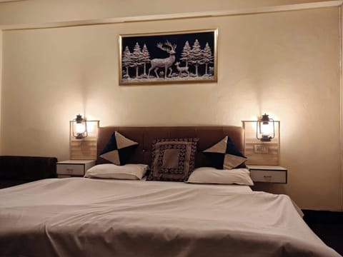 Deluxe Double Room, City View | Desk, free WiFi