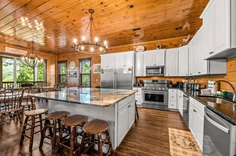 House, Multiple Beds (The Great Maple Retreat) | Private kitchen | Oven