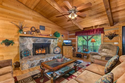 House, Multiple Beds (Old Glory) | Living area