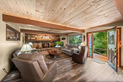 House, Multiple Beds (Bear Crossing) | Living area