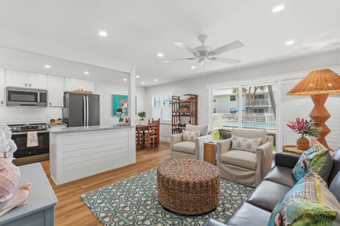Condo, 1 King Bed, Pool View (Colony Beach Club 133) | Living area