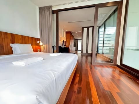 Luxury Suite, 1 Bedroom, Non Smoking, City View | Desk