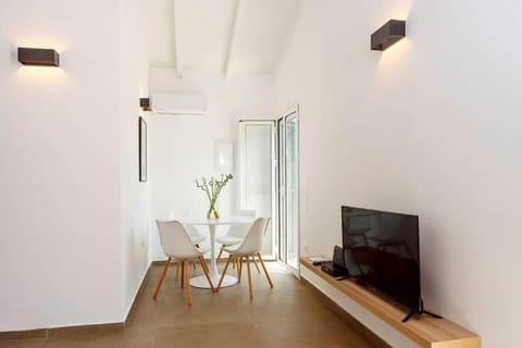 Apartment, Balcony, Courtyard View | Dining