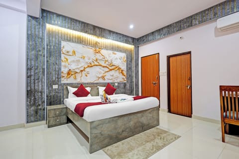 Desk, laptop workspace, free WiFi, bed sheets