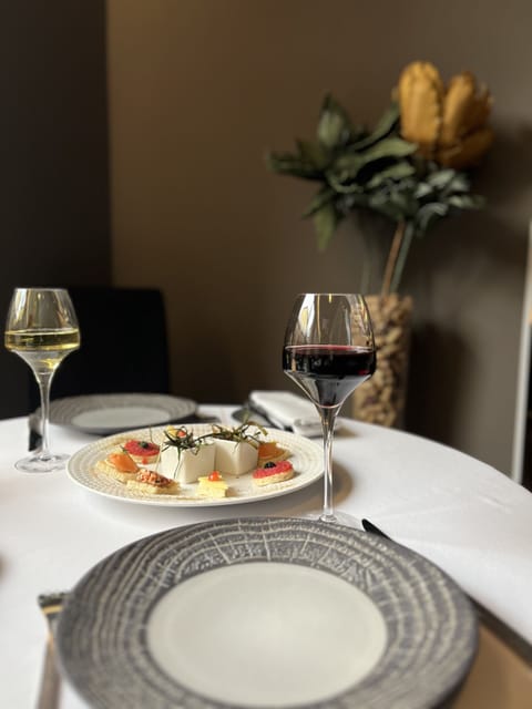 2 restaurants, breakfast, lunch, dinner served; French cuisine