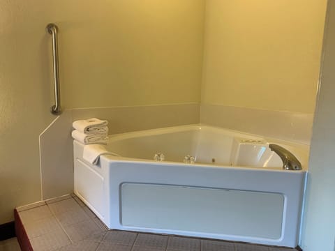King Jacuzzi Room | Free WiFi, bed sheets