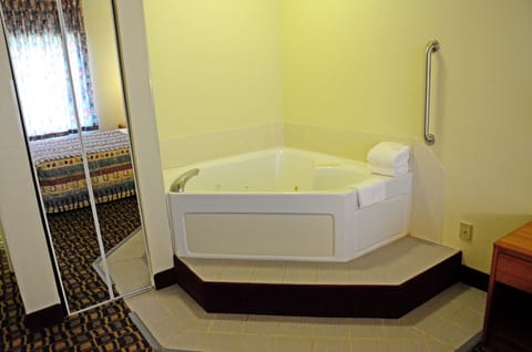 King Jacuzzi Room | Free WiFi, bed sheets