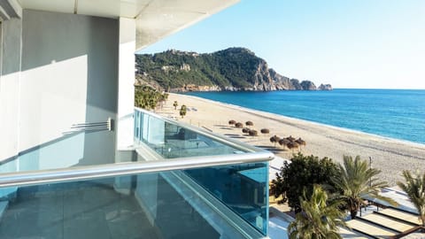Standard Room, Sea View | Minibar, in-room safe, desk, WiFi