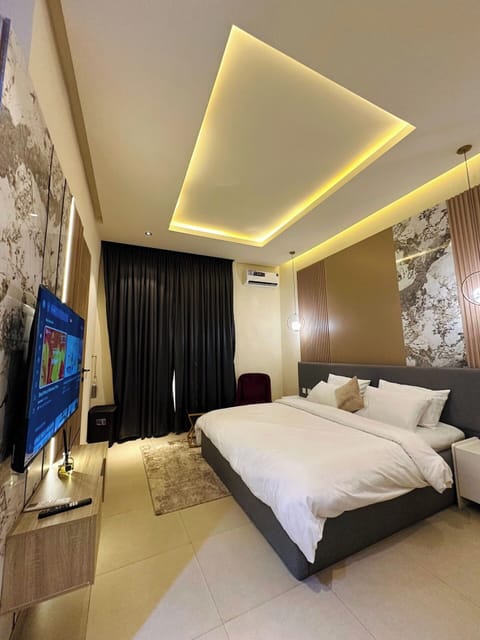 Comfort Room, Balcony, City View | Desk, laptop workspace, blackout drapes, soundproofing