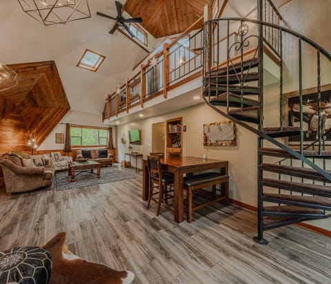 Cabin, Multiple Beds, Fireplace, Garden View (Gateway to Glacier) | Living area