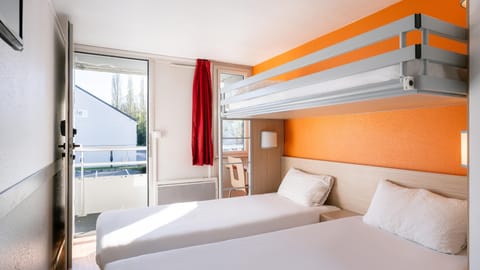 Standard Room, 3 Twin Beds | Desk, free cribs/infant beds, free WiFi, bed sheets