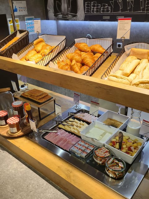 Daily buffet breakfast (EUR 9.00 per person)