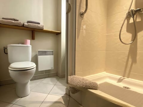 Double Room | Bathroom | Shower, towels