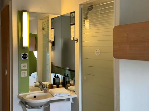 Triple Room, Multiple Beds | Desk, laptop workspace, blackout drapes, soundproofing