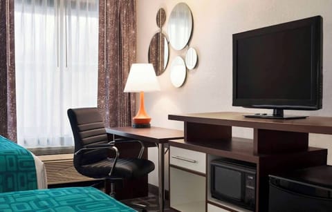 Desk, laptop workspace, iron/ironing board, free WiFi