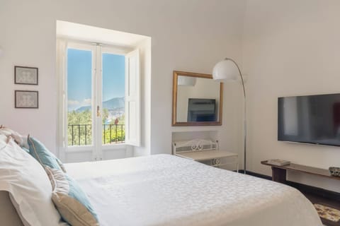 Junior Suite, Sea View | Free cribs/infant beds, free WiFi, bed sheets