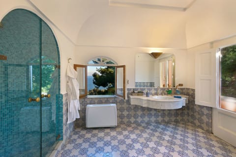 Deluxe Double Room, Sea View | Bathroom | Shower, hair dryer, bathrobes, slippers