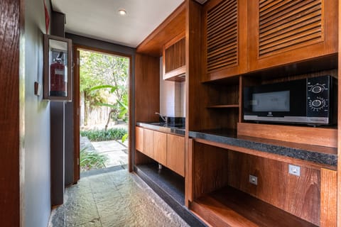 Espresso maker, electric kettle