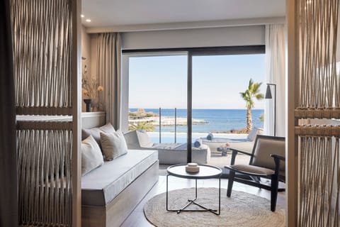 Helea Suite with Swim Up Pool | In-room safe, desk, laptop workspace, soundproofing