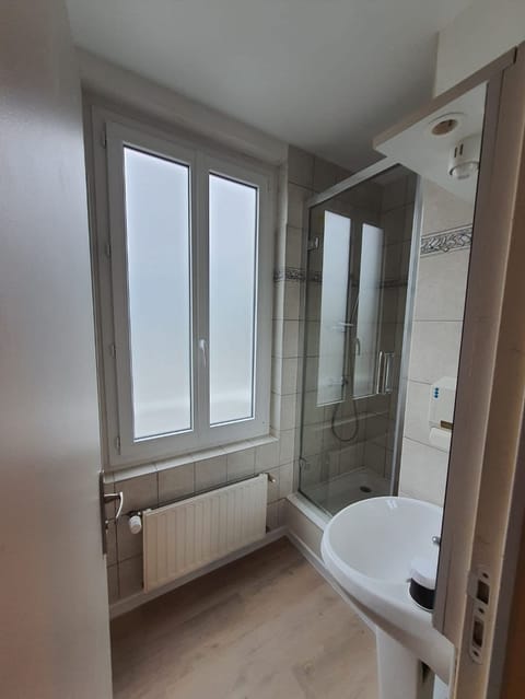 Standard Double Room | Bathroom | Free toiletries, hair dryer, towels