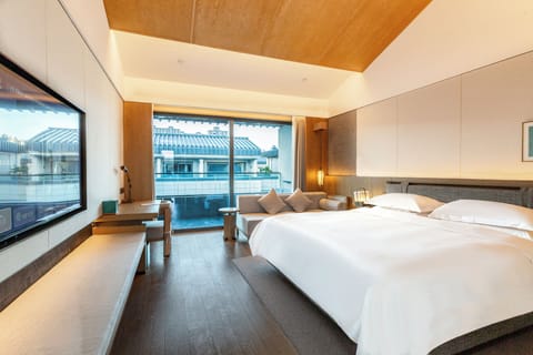 Mountain View Suite (King Bed) With Dyson Hairdryer And Manual Coffee Machine | Minibar (some free items), cribs (free), WiFi (free), bed sheets