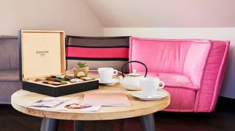 Sauna, hot tub, steam room, Turkish bath, body treatments, body wraps