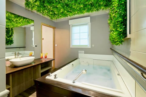 Sauna, hot tub, steam room, Turkish bath, body treatments, body wraps