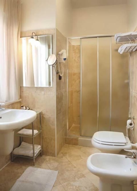 Romantic Suite, 1 Bedroom, Non Smoking, Corner | Bathroom | Hair dryer, bidet, soap, shampoo