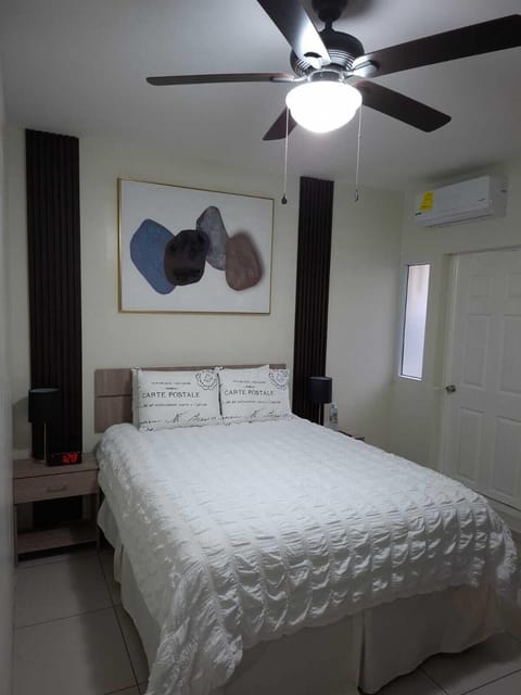 Standard Double Room Single Use | Premium bedding, desk, WiFi (free), bed sheets