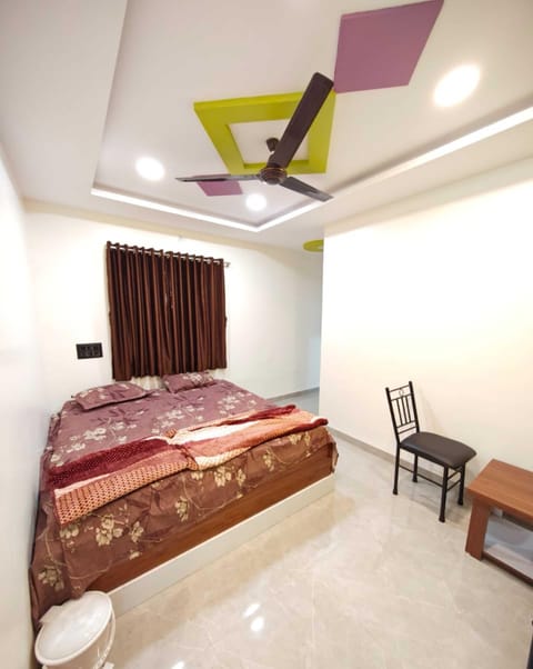 Deluxe Room | Rollaway beds, bed sheets